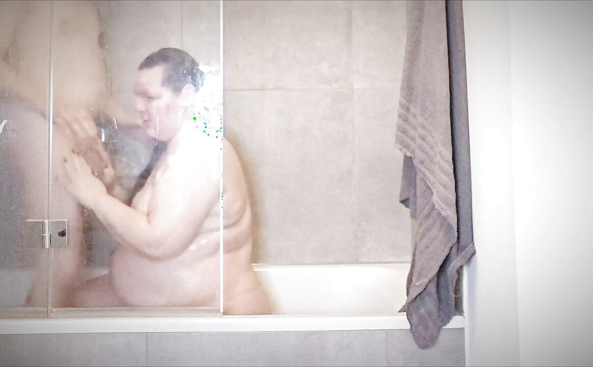 German amateur BBW MILF xMaskedMomWifex is surprised while showering