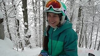 Mila Fox Lisichka chupou quentemente o pau de um snowboarder na floresta no frio. Esperma no rosto