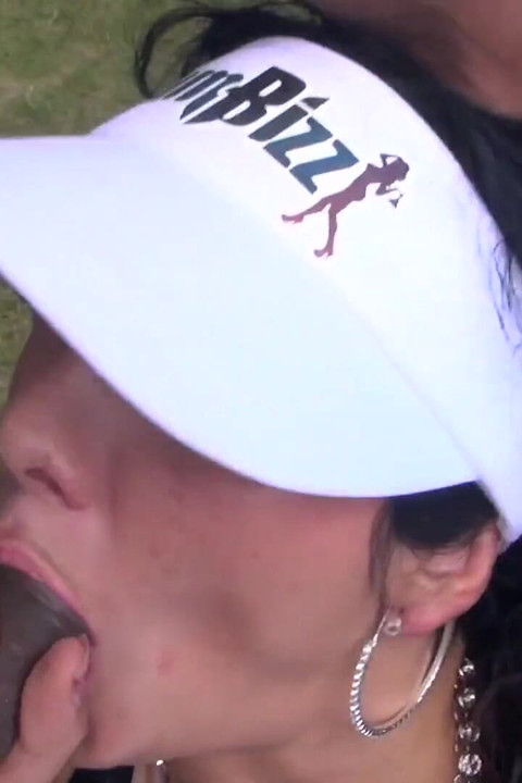 ब्राजीलियाई लड़की बड़े काले लंड से प्यार करती है