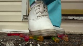 Penny gummy wormen verpletteren met keds sneakers preview