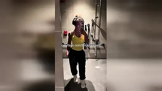 Memek cewek tiktok thot usia 18 tahun meledak di depan kamera! Menganga tanpa sensor