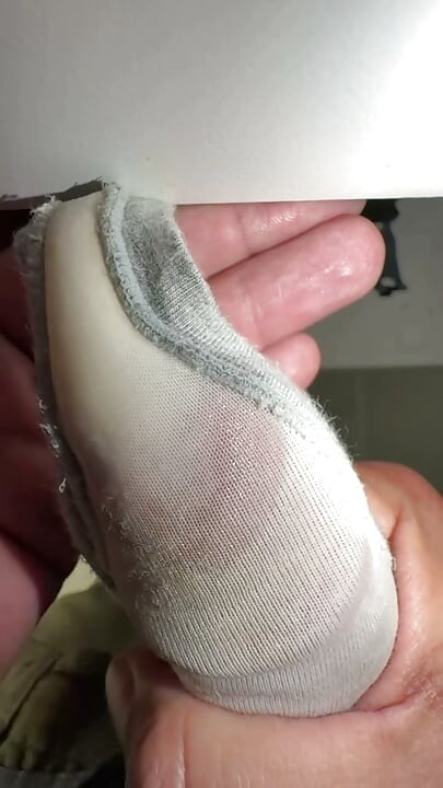 Me dejó sus bragas mojadas y me pidió amablemente que las llenara de semen