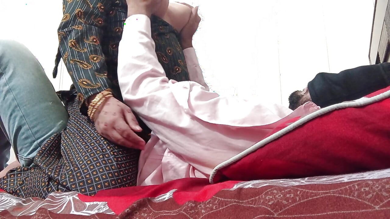 Desi Indische vrouw in Salwar Kameez met echtgenoot hard neukend