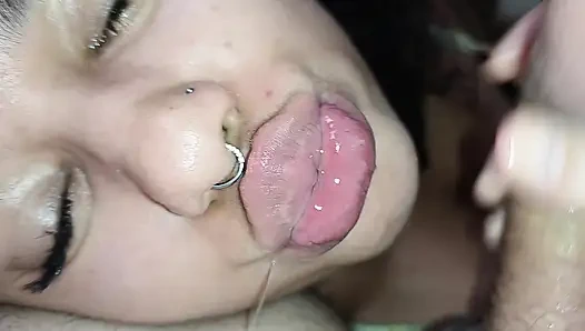 Cewek nakal haus sperma ini dicrot di mulut