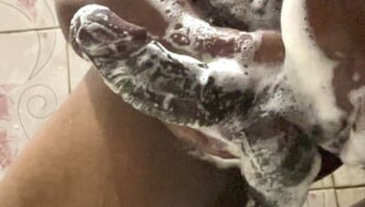 Hongerige Indische zwarte dikke lul die wacht om zijn vriendin te neuken, wordt zo geil tijdens het baden