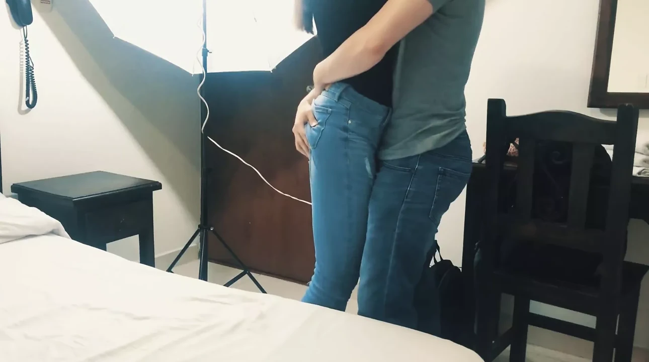 学校女友因为被狠操而从学校课堂上逃脱并被她最好的朋友中出