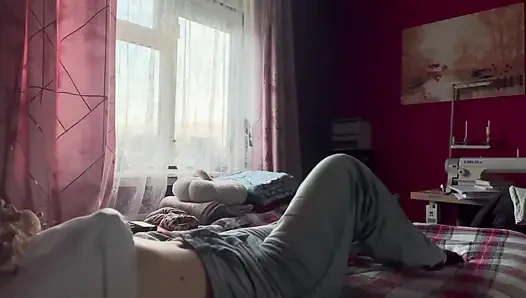 Шаловливая девушка заскучает и начинает мастурбировать