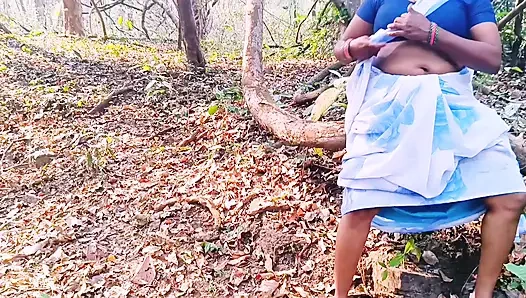 Desi açık havada ormanda sikişiyor. Üvey anne ve üvey oğlu ormanda sert sikişiyor. Telugu edepsizce konuşuyor.