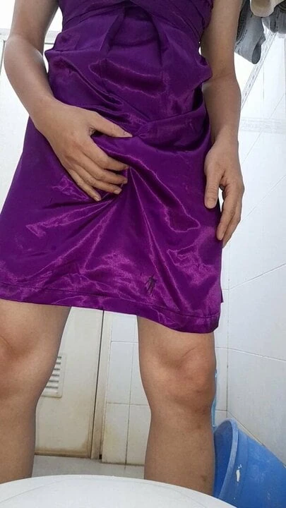 Mijando e se fumando com vestido de cetim roxo
