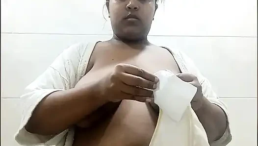 Вирусные MMS влияния, тетушка мастурбирует сквиртующей стонущей оргазм