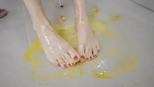 Tante seksi rambut pirang yang lagi bosan ini menginjak-injak kakinya dengan kaki yang aduhai - fetish kaki!