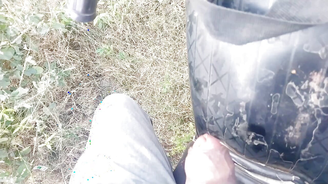 Melancap semasa mengurut zakar.