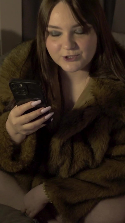 ! VI ER IKKE LENGER SAMMEN! Pornohistorie - Mistress knuller gutten sin med en strap-on mens han har på seg et kyskhetsbelte | Klipp 1