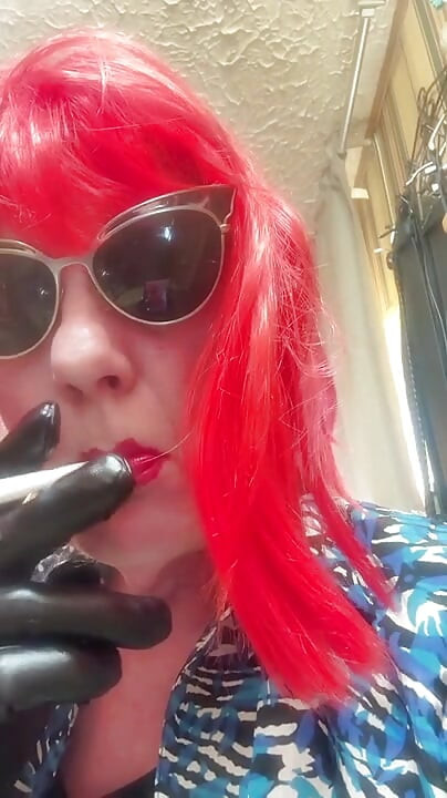 SMOKING VS120 MENTHOLS IN THE BATHROOM - PINK WIG, BLACK GLOVES