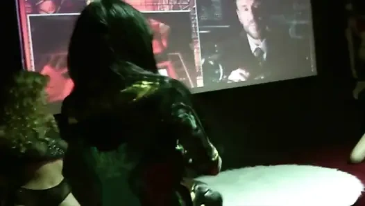 Dieses französische schätzchen hat eine große ladung sperma im kino