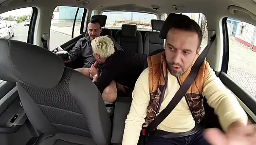 Pirang gemuk seksi dijemput dan disetubuhi secara anal di luar ruangan