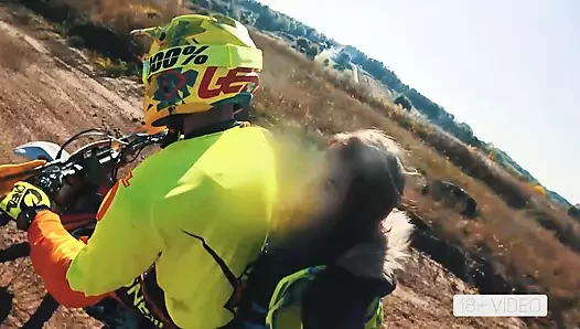 KIRLI MOTOSIKLET ÜZERINDE SERT ANAL. MIA BANDINI