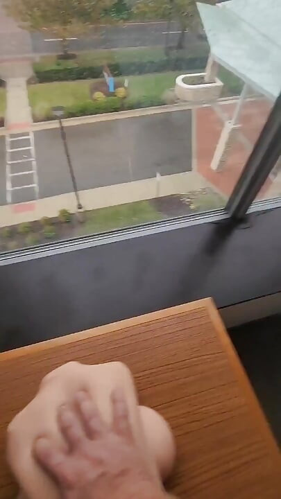 Fodendo a garota na janela do hotel