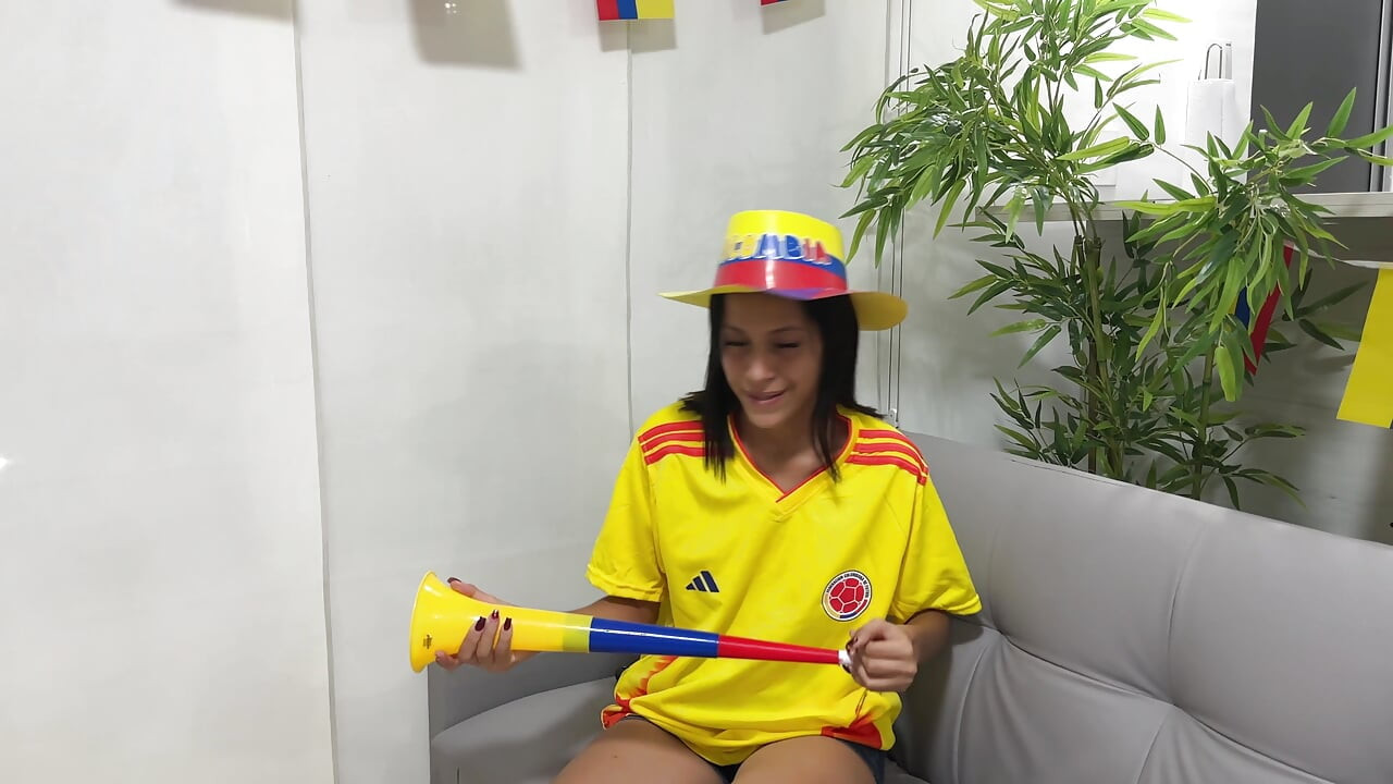 Minha jovem melhor amiga latina está me esperando sem calcinha e aposta sua rica buceta molhada se ela ganhar sua equipe - especial do campeonato mundial de 2026!