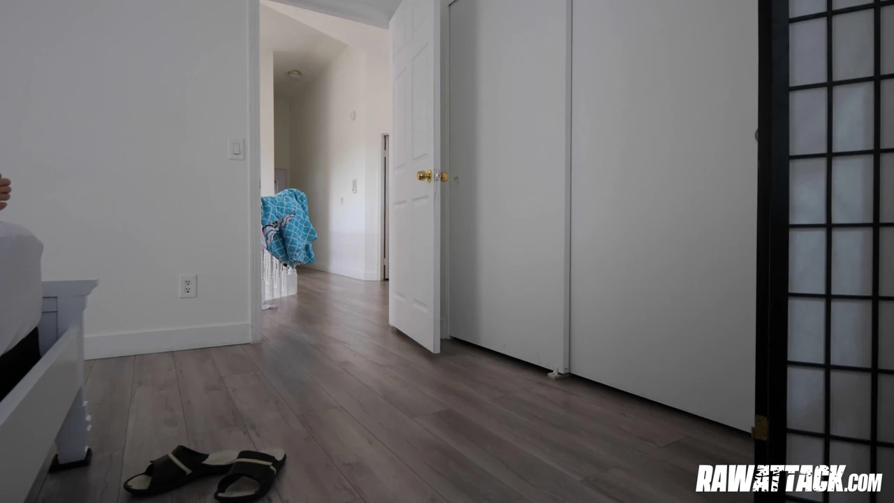 Aria Carson sert bir yarağı sıkı amına hoş karşılıyor