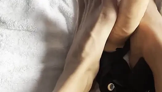 Godaan kaki di strap-on kontolku