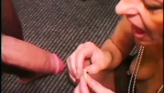 Sarışın orta yaşlı seksi kadın ofiste oral seks yapmayı seviyor