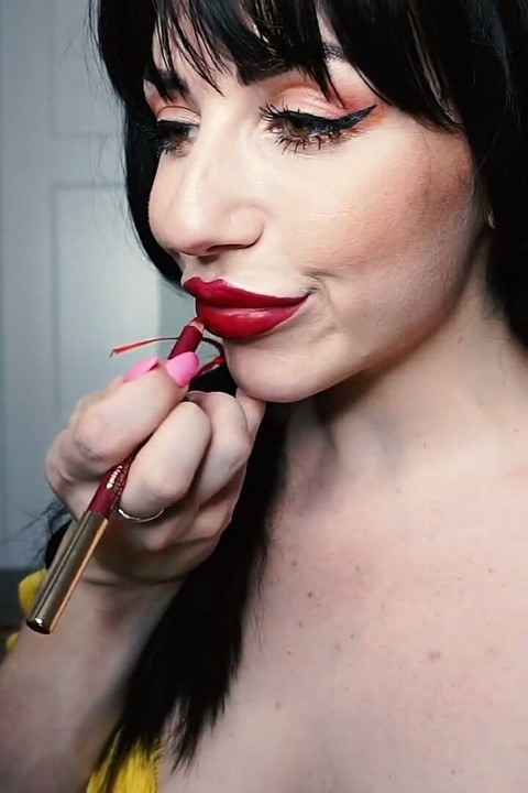 Belles Big Red Lips