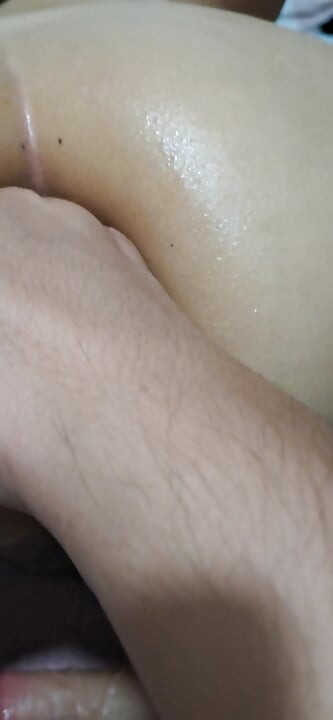 Засовываю мизинцы в мою задницу