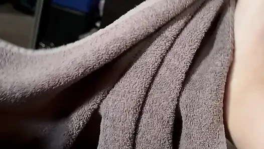 Мои ступни помогают мне громко писает в постели - громкий писсинг