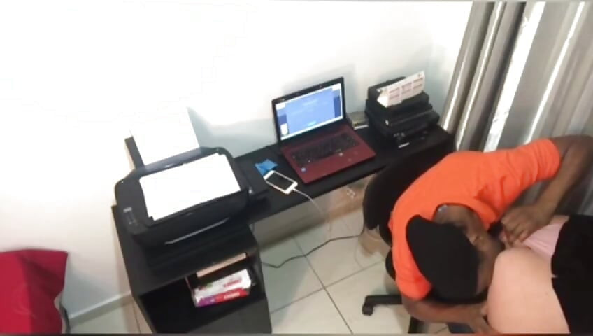 사무실에서 벤투라를 다시 따먹는 클라크스 부테인과 이네스 벤투라
