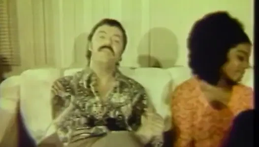 Лизание черно-белой киски в спальне