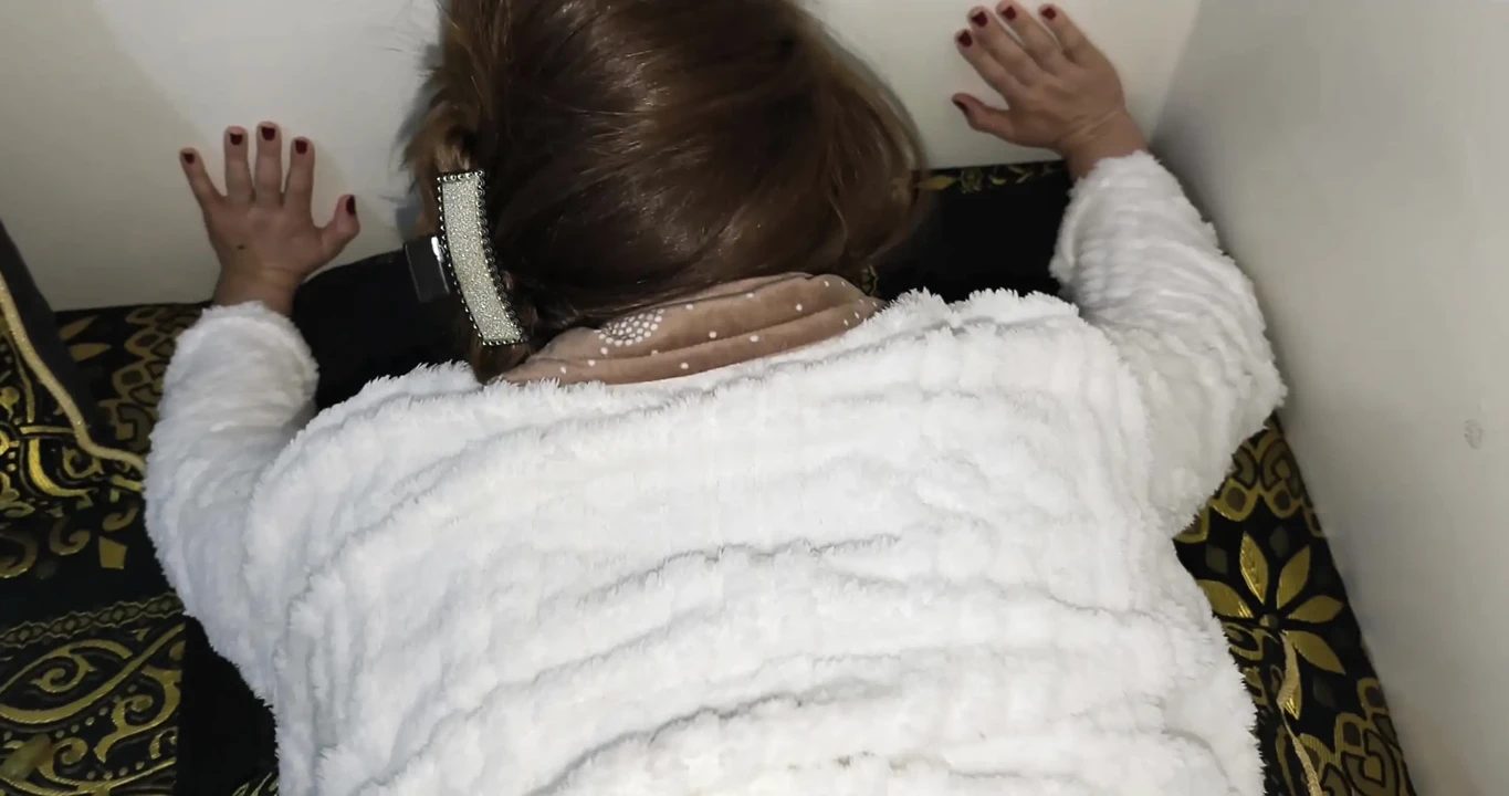 阿拉伯埃及妻子在她的丈夫在外面时操她的继子