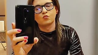 Plimbare în apartament nou în ținută sexy