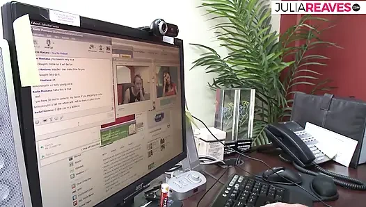 Seksi kaltak büyük bir yarağa sert binerken zevkle çığlık atıyor