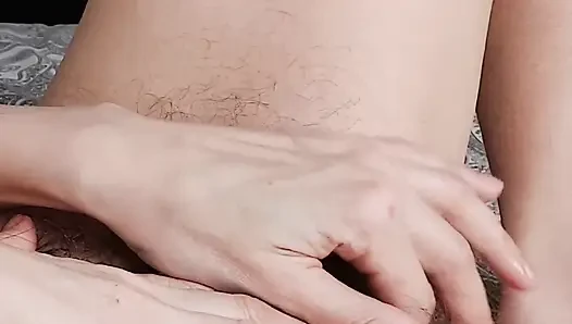 Orgasme wanita yang memuaskan dengan erangan. Masturbasi dengan jari-jarinya di klitoris
