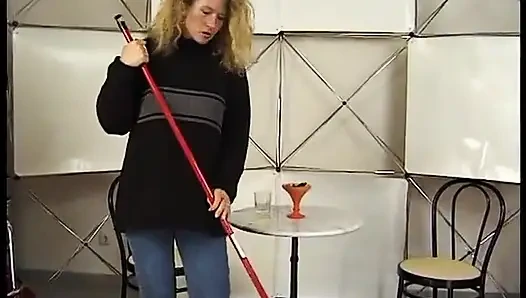 Зрелая дама-брюнетка жестко сосет ван на кастинге