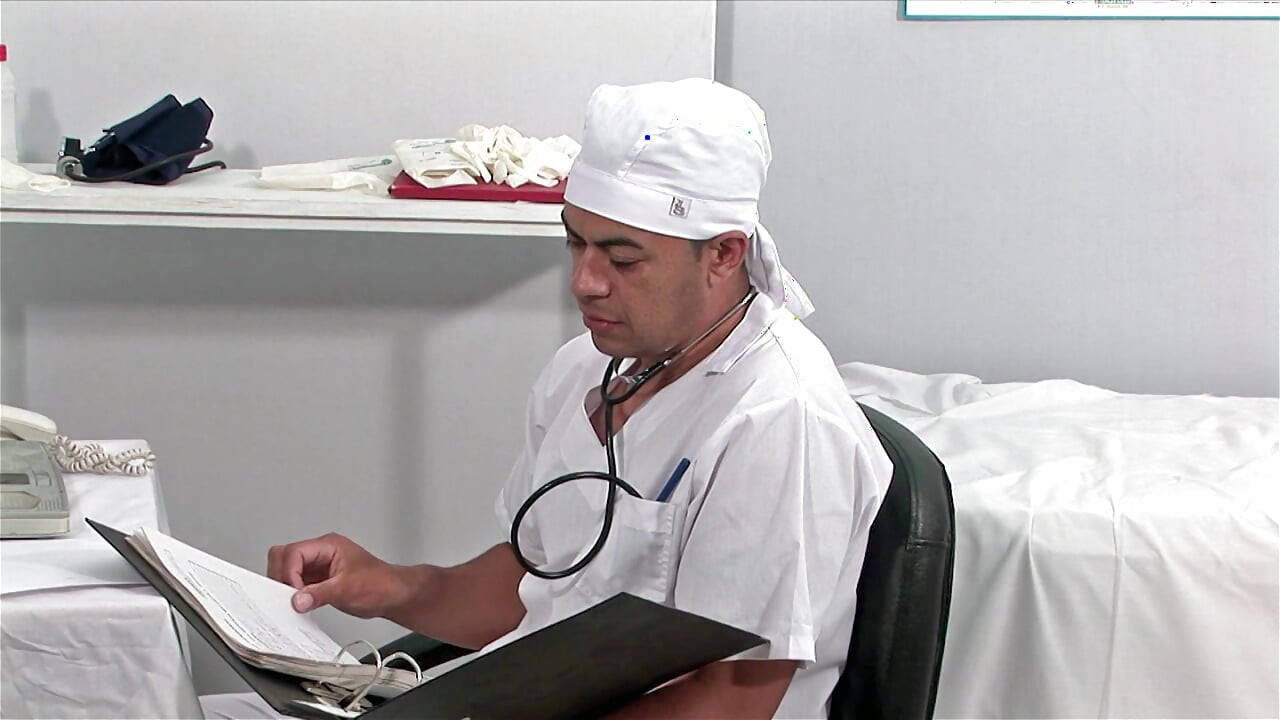 医生, 我想我是同性恋! 他有点乱搞他的屁股, 他很喜欢!