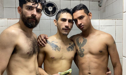 Un jeune trio latino avec des mecs sous la douche à la gym pour de l'argent