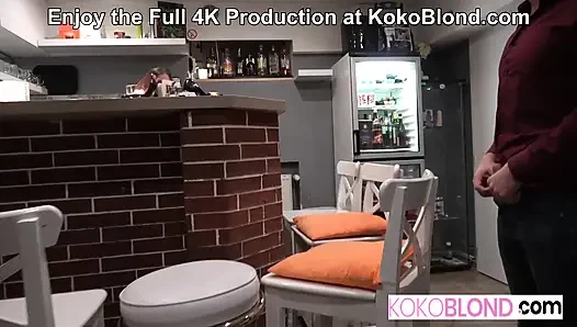 Блондинка Koko развлекается с симпатичным чуваком и грязным дедушкой Gunther