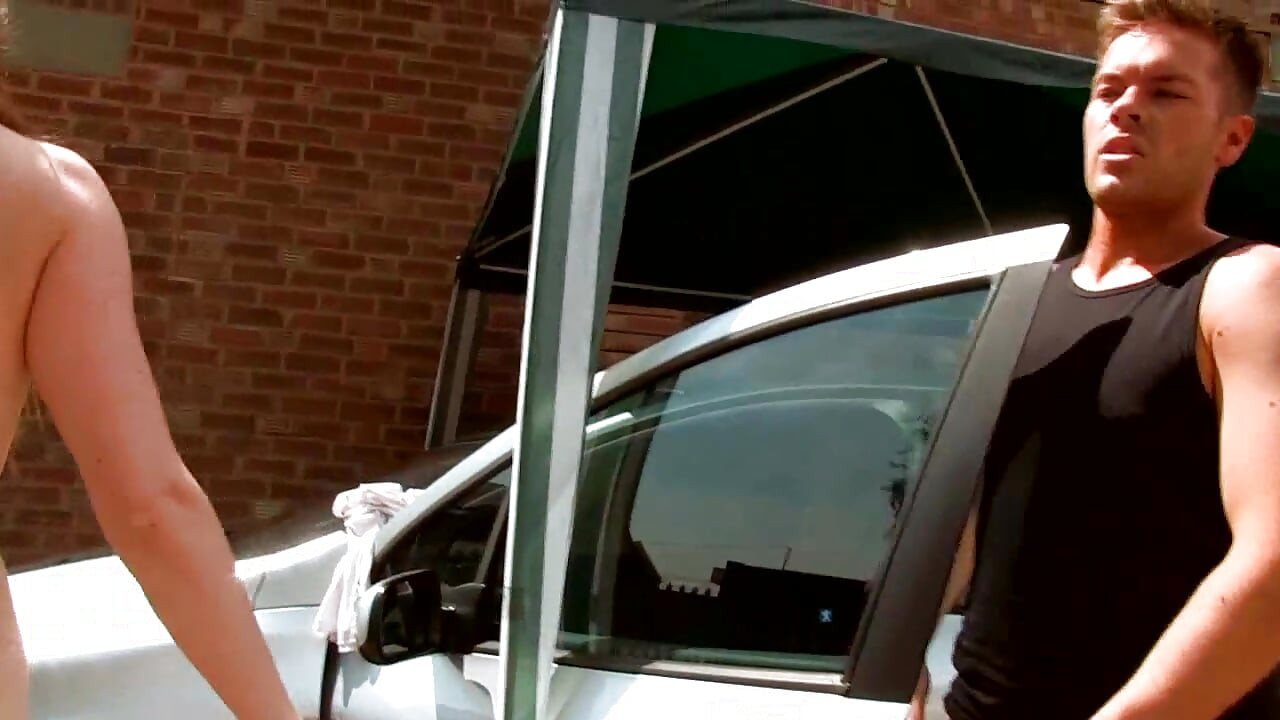 Horny babe gets fucked in the car