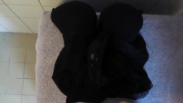 Wanking in wifes black Body