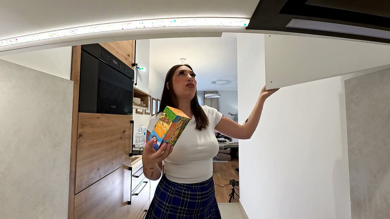 Gorąca seksowna brunetka w szkolnym mundurku, w kratkę spódniczce i czarnych pończochach w kuchni