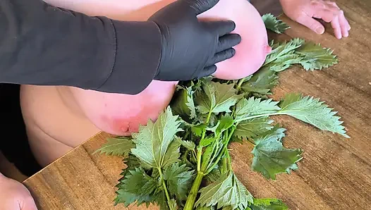 Голые сиськи в крапиве - затем ударил жестко