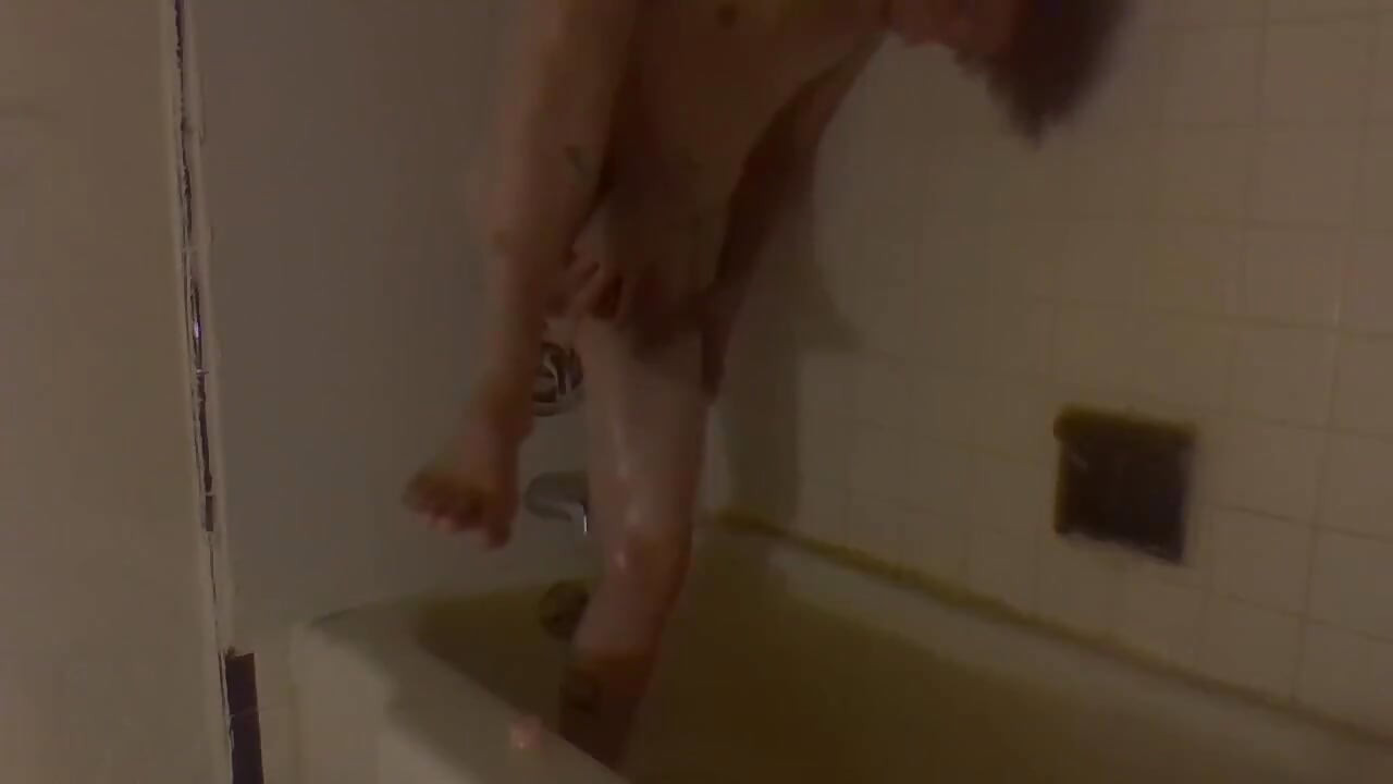 Mijando na banheira e oleada