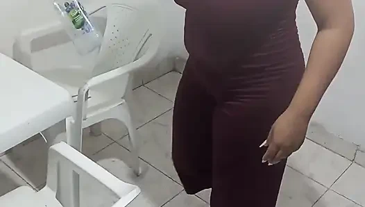 Keilimar membersihkan rumah sementara pacarnya yang bosan mencoba meyakinkannya untuk mengisap kontolnya tetapi pada akhirnya sesuatu yang gila terjadi