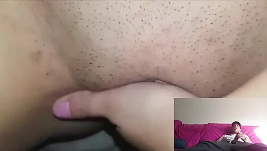 Cewek sange ini lagi aseng mainin kontolnya di webcam