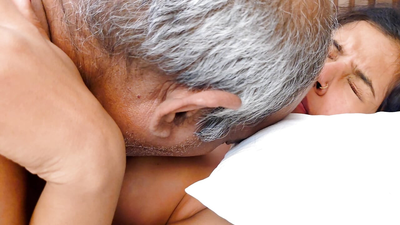 Indisch Desi tienermeisje Mohini Srimoyee Aman Jamal lesbische en hardcore seks met haar vriendje neukvideo Viertal