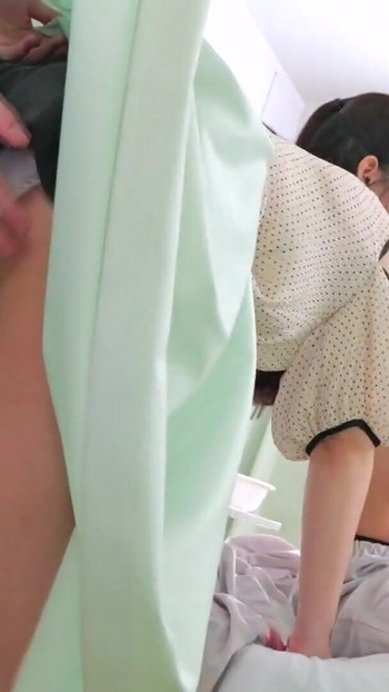 Bahagian 4 Teman wanita saya yang datang melawat katil di sebelah saya adalah mogok, jadi jika saya mengganggunya secara seksual melalui tirai, saya akan mempunyai Estrus! ? Saya banyak memberikannya bagi pihak teman lelaki saya yang berada di hospital dan tidak dapat bergerak! | Klip 1