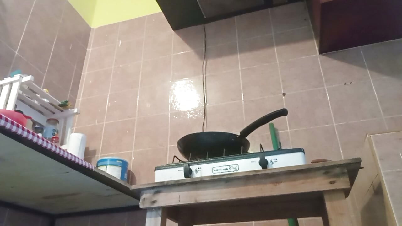 Пухлая милфа в трусиках на кухне
