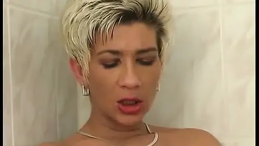 Mollige mädchen genießen ein heißes bad